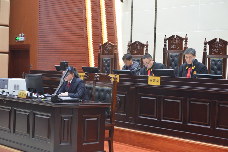房县法院院长王俊卿(中)组成合议庭开庭审理案件。刘睿 摄.jpg