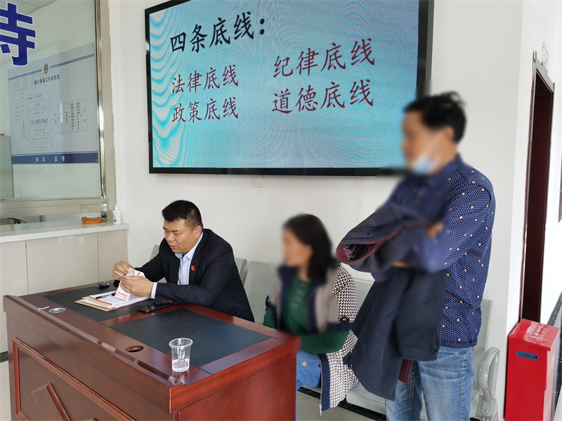 16家属将执行款送到看守所.jpg