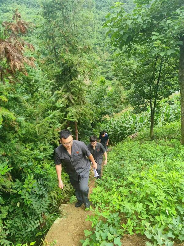 盛夏酷暑大木法庭翻山越岭送法上门服务辖区群众.jpg 盛夏酷暑大木法庭翻山越岭送法上门服务辖区群众.jpg