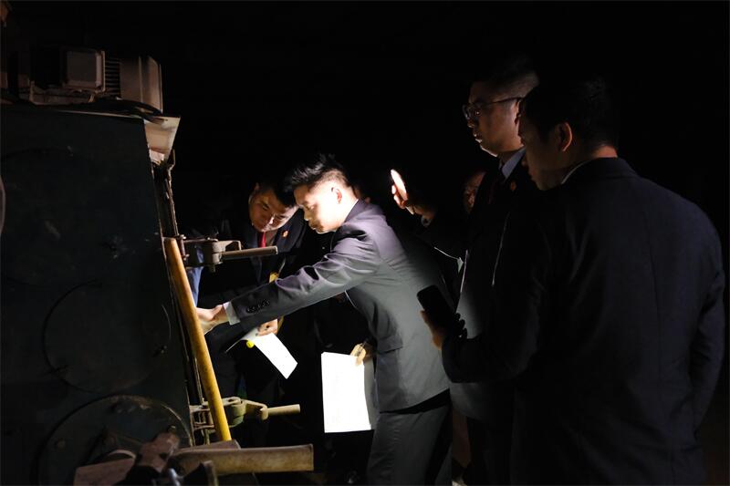 人大见证查封机械厂房等.jpg 人大见证查封机械厂房等.jpg